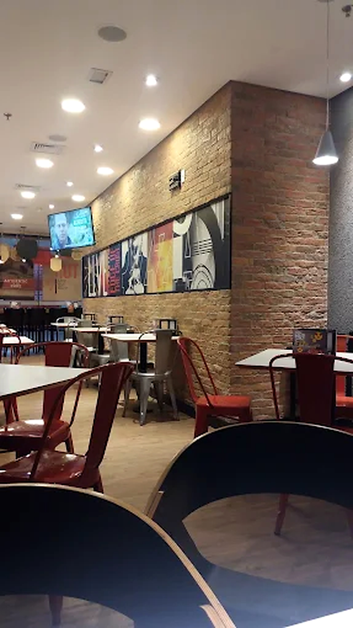 Mesas e salão da Pizza Hut no Praiamar Shopping