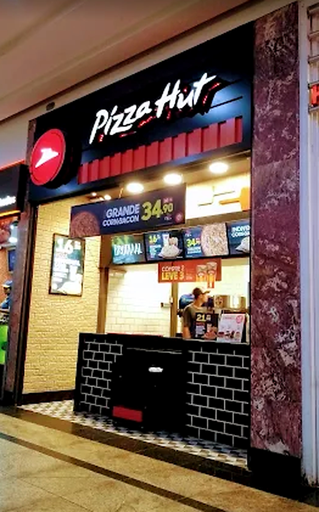 Fachada e balcão da Pizza Hut no Praiamar Shopping