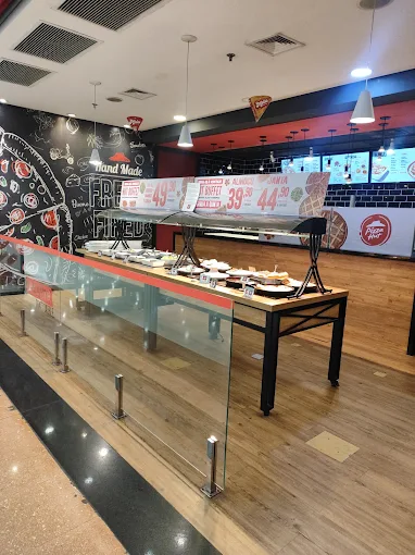 Área de atendimento da Pizza Hut Litoral Plaza