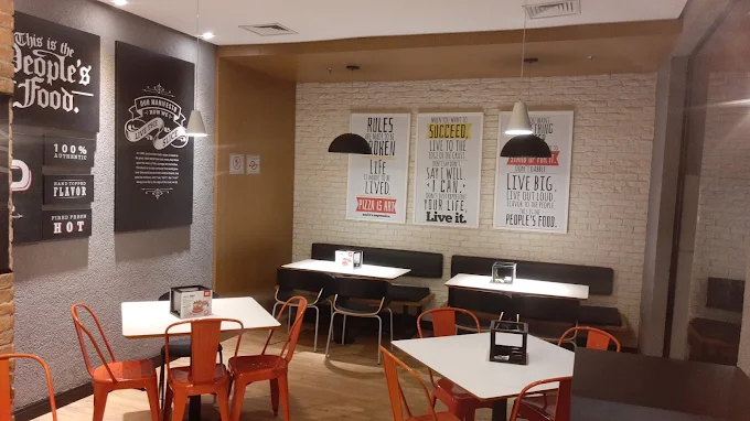 Mesas e bancos da Pizza Hut Litoral Plaza