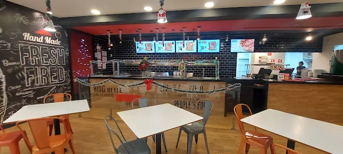 Balcão e mesas da Pizza Hut Litoral Plaza